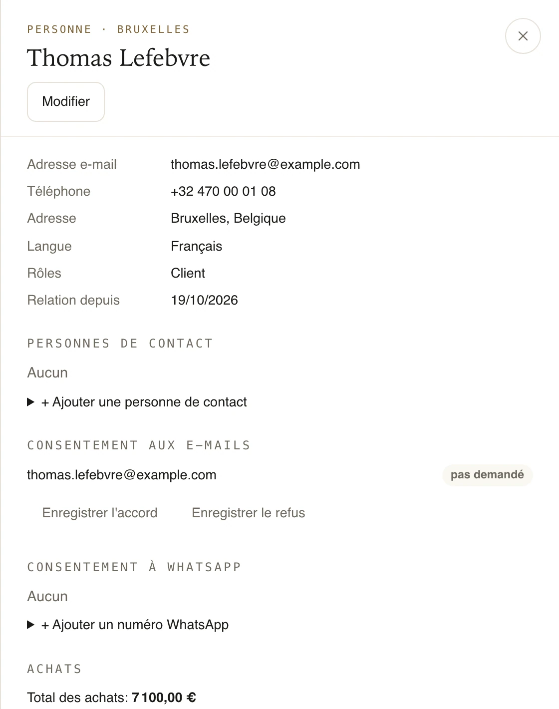 Un client avec ses achats, ses réparations et son consentement pour l’e-mail.