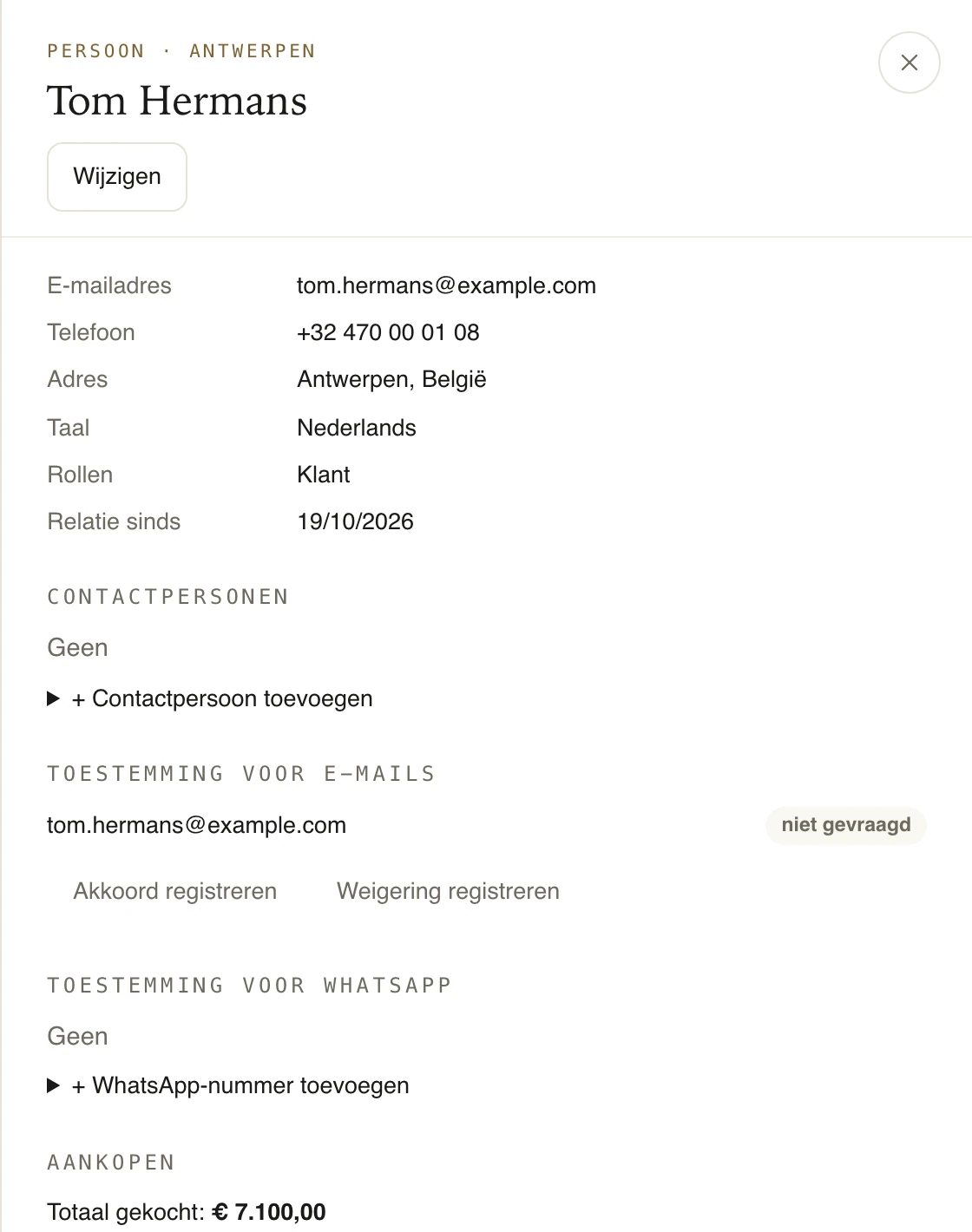 Een klant met zijn aankopen, zijn herstellingen en zijn toestemming voor e-mail.